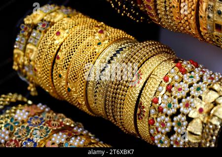 Indische Armreifen werden in einem lokalen Geschäft auf einem Markt in Pune, Indien, ausgestellt. Diese Armreifen sind aus Gold, Silber und Diamant als Schönheitszubehör für Indianer gefertigt Stockfoto