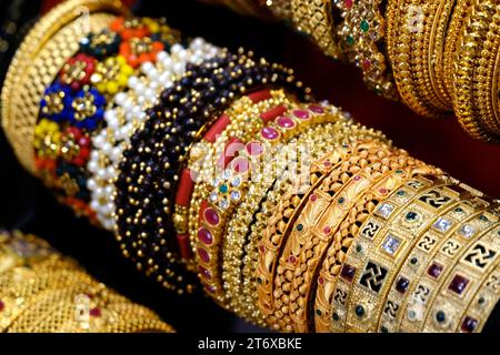 Indische Armreifen werden in einem lokalen Geschäft auf einem Markt in Pune, Indien, ausgestellt. Diese Armreifen sind aus Gold, Silber und Diamant als Schönheitszubehör für Indianer gefertigt Stockfoto