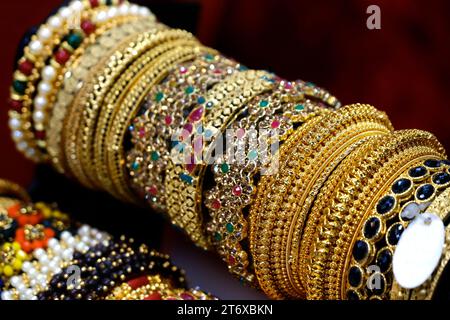 Indische Armreifen werden in einem lokalen Geschäft auf einem Markt in Pune, Indien, ausgestellt. Diese Armreifen sind aus Gold, Silber und Diamant als Schönheitszubehör für Indianer gefertigt Stockfoto