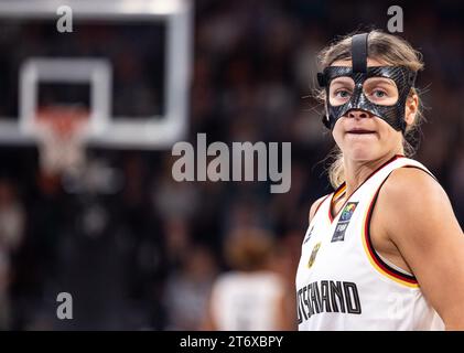 12. November 2023, Hamburg: Basketball, Frauen: Qualifikation zur Europameisterschaft, Deutschland - Italien, Gruppe I, Spieltag 2. Alexandra Wilke sieht sich das Spiel an. Foto: Axel Heimken/dpa Stockfoto