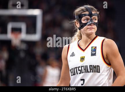 12. November 2023, Hamburg: Basketball, Frauen: Qualifikation zur Europameisterschaft, Deutschland - Italien, Gruppe I, Spieltag 2. Alexandra Wilke sieht sich das Spiel an. Foto: Axel Heimken/dpa Stockfoto