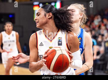 12. November 2023, Hamburg: Basketball, Frauen: Qualifikation zur Europameisterschaft, Deutschland - Italien, Gruppe I, Spieltag 2. Der deutsche Satou Sabally versucht, einen Ball zu sichern. Foto: Axel Heimken/dpa Stockfoto