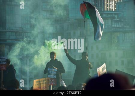 London, England, Großbritannien. November 2023. Demonstranten auf der Vauxhall-Brücke. Hunderttausende von Menschen marschierten in Solidarität mit Palästina zur US-Botschaft und forderten einen Waffenstillstand. Der Protest war der größte seit Beginn des Krieges zwischen Israel und der Hamas. (Kreditbild: © Vuk Valcic/ZUMA Press Wire) NUR REDAKTIONELLE VERWENDUNG! Nicht für kommerzielle ZWECKE! Quelle: ZUMA Press, Inc./Alamy Live News Stockfoto