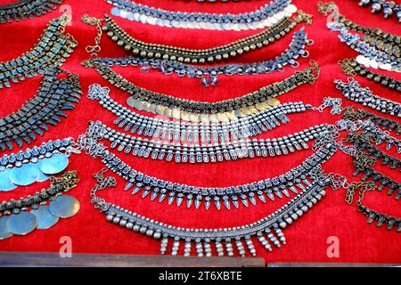 Farbenfroher traditioneller indischer Schmuck in einem Straßenladen zum Verkauf in Pune, Maharashtra. Indische Kunst, indischer Kunstschmuck. Stockfoto