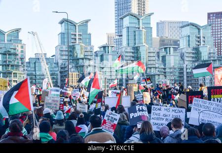 London, England, Großbritannien. November 2023. Demonstranten auf der Vauxhall-Brücke. Hunderttausende von Menschen marschierten in Solidarität mit Palästina zur US-Botschaft und forderten einen Waffenstillstand. Der Protest war der größte seit Beginn des Krieges zwischen Israel und der Hamas. (Kreditbild: © Vuk Valcic/ZUMA Press Wire) NUR REDAKTIONELLE VERWENDUNG! Nicht für kommerzielle ZWECKE! Quelle: ZUMA Press, Inc./Alamy Live News Stockfoto