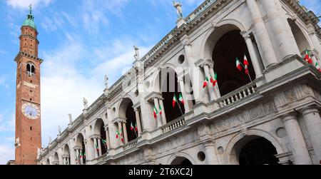 Vicenza, VI, Italien - 1. Juni 2020: Basilika Palladiana auf dem Hauptplatz namens Piazza dei Signori und Bürgerturm TORRE BISSARA mit italienischen Fahnen Stockfoto