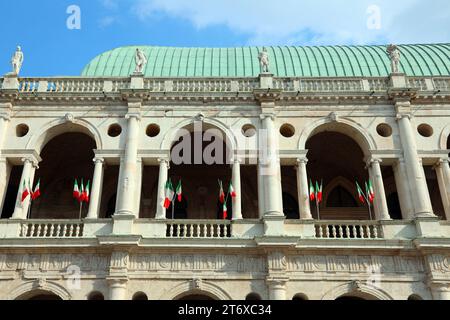 Vicenza, VI, Italien - 1. Juni 2020: Italienische Flaggen und das antike Denkmal BASILICA PALLADIANA und Kupferdach Stockfoto