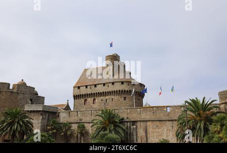 Saint Malo, SM, Frankreich - 22. August 2022: Turm und Stadtmauer mit Fahnen Stockfoto