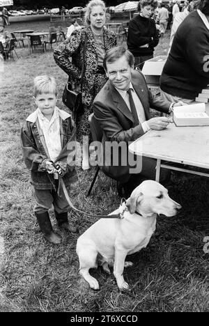 Jeffrey Archer, Baron Archer von Weston-super-Mare, Bestseller-Autor und ehemaliger in Ungnade gefallener Parlamentsabgeordneter, besuchte 1988 ein Landfest in Oxfordshire. Stockfoto