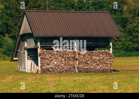 Stapeltes, gehacktes Brennholz im Bauernhaus für die Wintersaison, selektiver Fokus Stockfoto