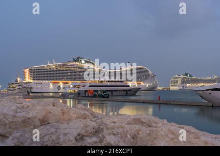 Doha, Katar - 20. Dezember 2022: Das MSC Poesia Kreuzfahrtschiff Hotel bietet ein einzigartiges Unterkunftserlebnis für Fans der FIFA-Weltmeisterschaft in Katar. Stockfoto