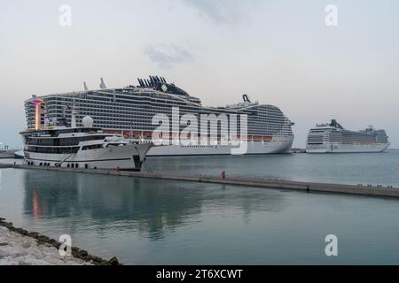 Doha, Katar - 20. Dezember 2022: Das MSC Poesia Kreuzfahrtschiff Hotel bietet ein einzigartiges Unterkunftserlebnis für Fans der FIFA-Weltmeisterschaft in Katar. Stockfoto