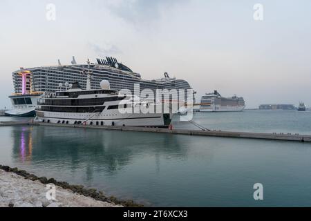 Doha, Katar - 20. Dezember 2022: Das MSC Poesia Kreuzfahrtschiff Hotel bietet ein einzigartiges Unterkunftserlebnis für Fans der FIFA-Weltmeisterschaft in Katar. Stockfoto