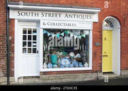 South Street Antiques & Collectables, malerische Schaufenster mit Kunstobjekten. Malerischer altmodischer Antiquitätenladen, Bridport, Dorset, England, Großbritannien, GB Stockfoto