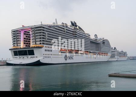 Doha, Katar - 20. Dezember 2022: Das MSC Poesia Kreuzfahrtschiff Hotel bietet ein einzigartiges Unterkunftserlebnis für Fans der FIFA-Weltmeisterschaft in Katar. Stockfoto