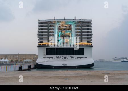 Doha, Katar - 20. Dezember 2022: Das MSC Poesia Kreuzfahrtschiff Hotel bietet ein einzigartiges Unterkunftserlebnis für Fans der FIFA-Weltmeisterschaft in Katar. Stockfoto