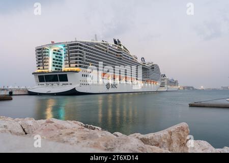 Doha, Katar - 20. Dezember 2022: Das MSC Poesia Kreuzfahrtschiff Hotel bietet ein einzigartiges Unterkunftserlebnis für Fans der FIFA-Weltmeisterschaft in Katar. Stockfoto