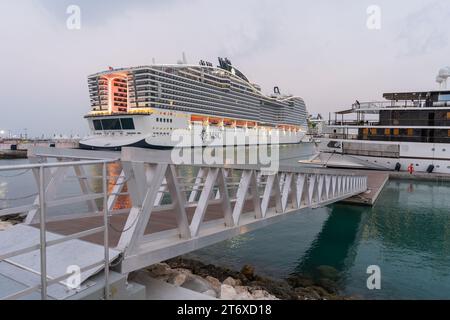 Doha, Katar - 20. Dezember 2022: Das MSC Poesia Kreuzfahrtschiff Hotel bietet ein einzigartiges Unterkunftserlebnis für Fans der FIFA-Weltmeisterschaft in Katar. Stockfoto