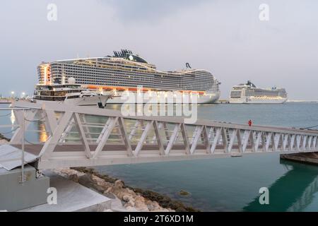 Doha, Katar - 20. Dezember 2022: Das MSC Poesia Kreuzfahrtschiff Hotel bietet ein einzigartiges Unterkunftserlebnis für Fans der FIFA-Weltmeisterschaft in Katar. Stockfoto