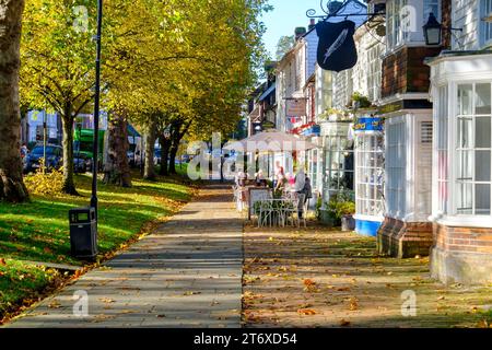 Tenterden High Street, breiter Bürgersteig mit Geschäften und Cafés, an einem sonnigen Herbsttag, Kent, Großbritannien Stockfoto