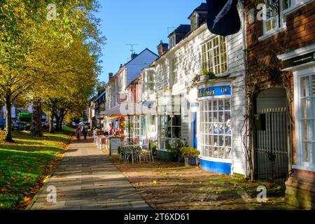 Tenterden High Street, breiter Bürgersteig mit Geschäften und Cafés, an einem sonnigen Herbsttag, Kent, Großbritannien Stockfoto