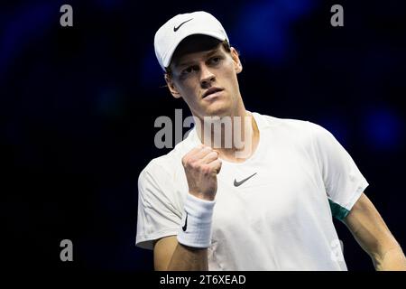 Turin, Italien. 12. November 2023. Jannik Sinner aus Italien feiert während des Einzel-Spiels gegen Stefanos Tsitsipas aus Griechenland am ersten Tag des Nitto ATP Finals. Jannik Sinner gewann das Spiel mit 6:4, 6:4. Quelle: Nicolò Campo/Alamy Live News Stockfoto