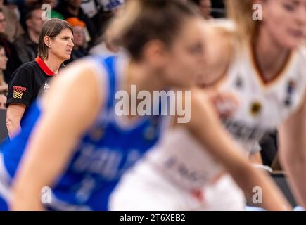 12. November 2023, Hamburg: Basketball, Frauen: Qualifikation zur Europameisterschaft, Deutschland - Italien, Gruppe I, Spieltag 2. Die deutsche Trainerin Lisa Thomaidis sieht dem Spiel voraus. Foto: Axel Heimken/dpa Stockfoto