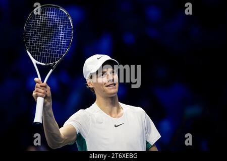 Turin, Italien. 12. November 2023. Jannik Sinner aus Italien feiert während des Einzel-Spiels gegen Stefanos Tsitsipas aus Griechenland am ersten Tag des Nitto ATP Finals. Jannik Sinner gewann das Spiel mit 6:4, 6:4. Quelle: Nicolò Campo/Alamy Live News Stockfoto