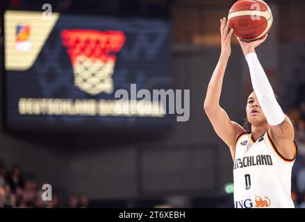 12. November 2023, Hamburg: Basketball, Frauen: Qualifikation zur Europameisterschaft, Deutschland - Italien, Gruppe I, Spieltag 2. Satou Sabally schießt einen Ball. Foto: Axel Heimken/dpa Stockfoto