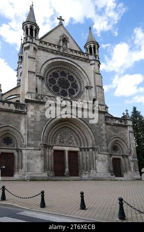 Kirche Notre Dame auf dem Stadtplatz von Epernay, Champagne, Frankreich Stockfoto