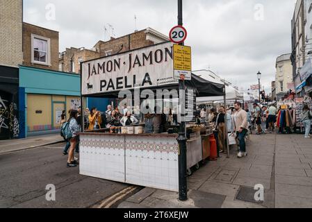 London, Großbritannien - 26. August 2023: Spanischer Paella-Lebensmittelstand auf dem Portobello Road Market in Notting Hill. Stockfoto