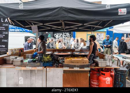 London, Großbritannien - 26. August 2023: Spanischer Paella-Lebensmittelstand auf dem Portobello Road Market in Notting Hill. Stockfoto