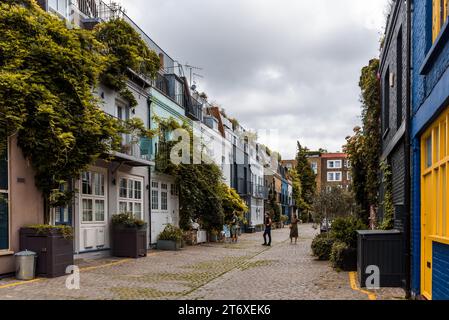 London, Großbritannien - 26. August 2023: Blick auf St. Lukes Mews, eine schöne und gemütliche Kopfsteinpflasterstraße im Viertel Notting Hill in der Nähe der Portobello Road Stockfoto