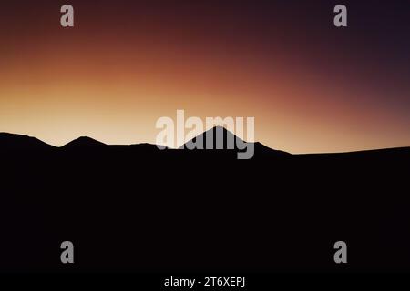 A tradução para Inglês seria: Atemberaubender Sonnenaufgang in der Atacamawüste - Chile - Antofagasta. Hintergrundbild. Schöne Farbtöne Stockfoto