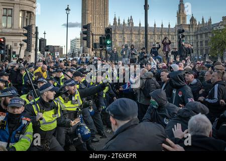 London, Großbritannien. November 2023. Tag des Waffenstillstands: Rechtsnationalistische Anhänger stoßen gewaltsam mit der Polizei in Westminster zusammen. Die Polizei versucht gewaltsam, die nationalistischen Gruppen zu verhindern, die sich in der Nähe des Cenotaph auf Whitehall versammeln, das aufgrund erhöhter Sicherheitsbedenken weiterhin abgesperrt ist. Guy Corbishley/Alamy Live News Stockfoto