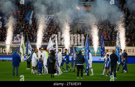 Die Abbildung zeigt den Beginn eines Fußballspiels zwischen KAA Gent und RSCA Anderlecht am Sonntag, den 12. November 2023 in Gent, am 14. Tag der Saison 2023-2024 der ersten Liga der „Jupiler Pro League“ der belgischen Meisterschaft. BELGA FOTO VIRGINIE LEFOUR Stockfoto