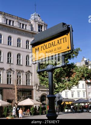 BUDAPEST, UNGARN - 24. Juli 2022: Typisches Straßenschild für Foldalatti, U-Bahn Linie 1, auf dem Budapester U-Bahn-System. Stockfoto