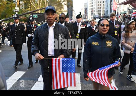 Bürgermeister Eric Adams und erste stellvertretende Kommissarin Tania Kinsella marschieren bei der 104. Jährlichen New York City Veterans Day Parade am 11. November 2023 in New Stockfoto