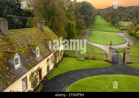 Traquair House, Traquair, Innerleithen, Peeblesshire, Schottland, UK - Blick auf die Einfahrt zum Haus Stockfoto