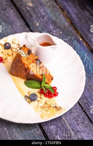 Ein Stück Biskuitkuchen auf einem Teller. Dessert im Restaurant Foto für die Speisekarte. Stockfoto