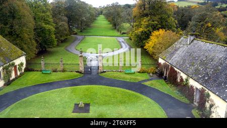 Traquair House, Traquair, Innerleithen, Peeblesshire, Schottland, UK - Blick auf die Einfahrt zum Haus Stockfoto