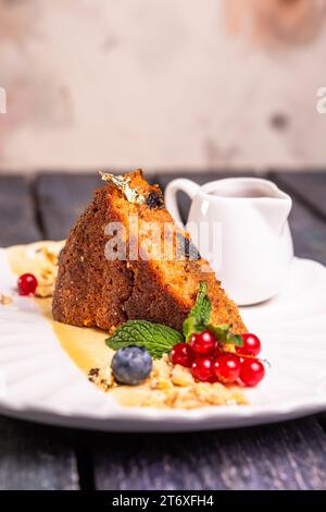 Ein Stück Biskuitkuchen auf einem Teller. Dessert im Restaurant Foto für die Speisekarte. Stockfoto