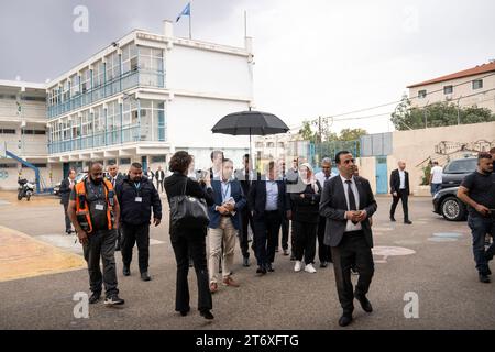 Der dänische Außenminister Lars Loekke Rasmussen besucht am Sonntag, den 12. November 2023, das Flüchtlingslager Al am'ari in al-Bireh auf der besetzten Westbank und spaziert mit dem UNRWA. UNRWA ist die UN-Hilfsorganisation für palästinensische Flüchtlinge im Nahen Osten. (Foto: Bo Amstrup/Ritzau Scanpix) Stockfoto