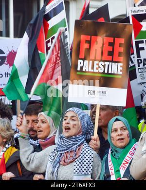 London, Großbritannien. November 2023. Demonstranten in Victoria. Hunderttausende von Menschen marschierten in Solidarität mit Palästina zur US-Botschaft und forderten einen Waffenstillstand. Der Protest war der größte seit Beginn des Krieges zwischen Israel und der Hamas. Stockfoto