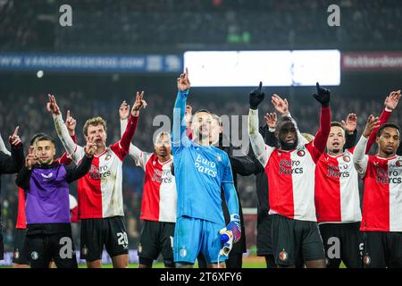 Rotterdam - Spieler von Feyenoord feiern den Sieg beim Eredivisie-Spiel zwischen Feyenoord und AZ am 12. November 2023 im Stadion Feijenoord de Kuip in Rotterdam, Niederlande. (Box to Box Pictures/Tom Bode) Stockfoto