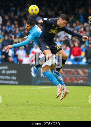 12. November 2023 in Neapel, Italien: NICOLO CAMBIAGHI vom Empoli FC kämpft im Diego Armando Maradona Stadium gegen MATHIAS OLIVERA vom SSC Neapel. (Kreditbild: © Fabio Sasso/ZUMA Press Wire) NUR REDAKTIONELLE VERWENDUNG! Nicht für kommerzielle ZWECKE! Stockfoto