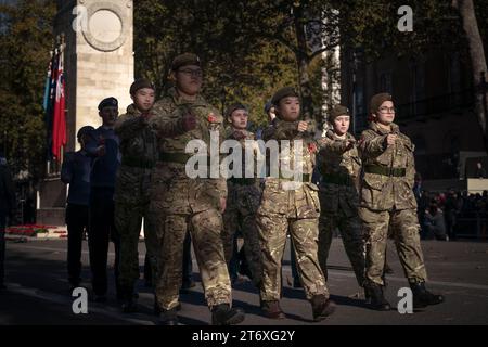 London, Großbritannien. November 2023. Tag des Waffenstillstands: Junge Kadetten marschieren am Cenotaph in Whitehall vorbei. Guy Corbishley/Alamy Live News Stockfoto