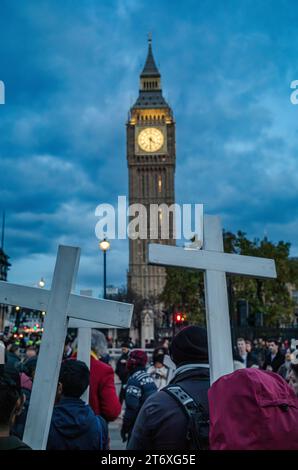 London, Großbritannien, 11. November 2023. Eine christlich-religiöse Gruppe protestiert gegen den Verlust von Unbronen während einer Mahnwache gegen Abtreibungen im House of Parliament in London. (Tennessee Jones - Alamy Live News) Stockfoto