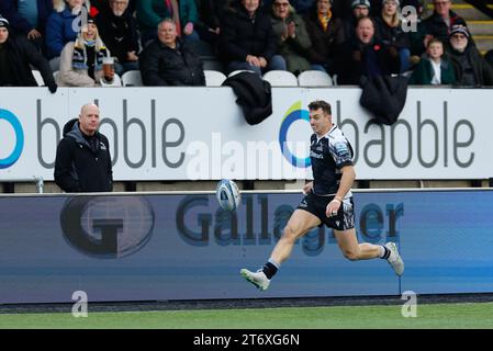 Adam Radwan von Newcastle Falcons stürzt sich beim Gallagher Premiership-Spiel zwischen Newcastle Falcons und Saracens im Kingston Park, Newcastle am Sonntag, den 12. November 2023. (Foto: Chris Lishman | MI News) Stockfoto