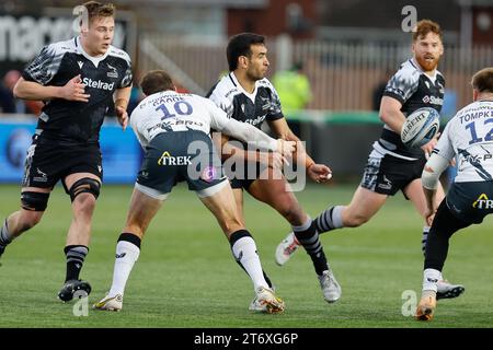 Matias Orlando von Newcastle Falcons kommt unter dem Druck von Alex Goode aus Saracens während des Gallagher Premiership-Spiels zwischen Newcastle Falcons und Saracens am Sonntag, den 12. November 2023 im Kingston Park, Newcastle. (Foto: Chris Lishman | MI News) Stockfoto